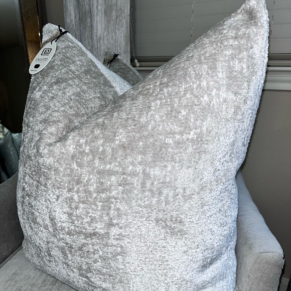 1-NWT CALLISTO HOME VELVET BOUCLE DECORATIVE PILLOW Read descriptions for detail - Picture 8 of 17